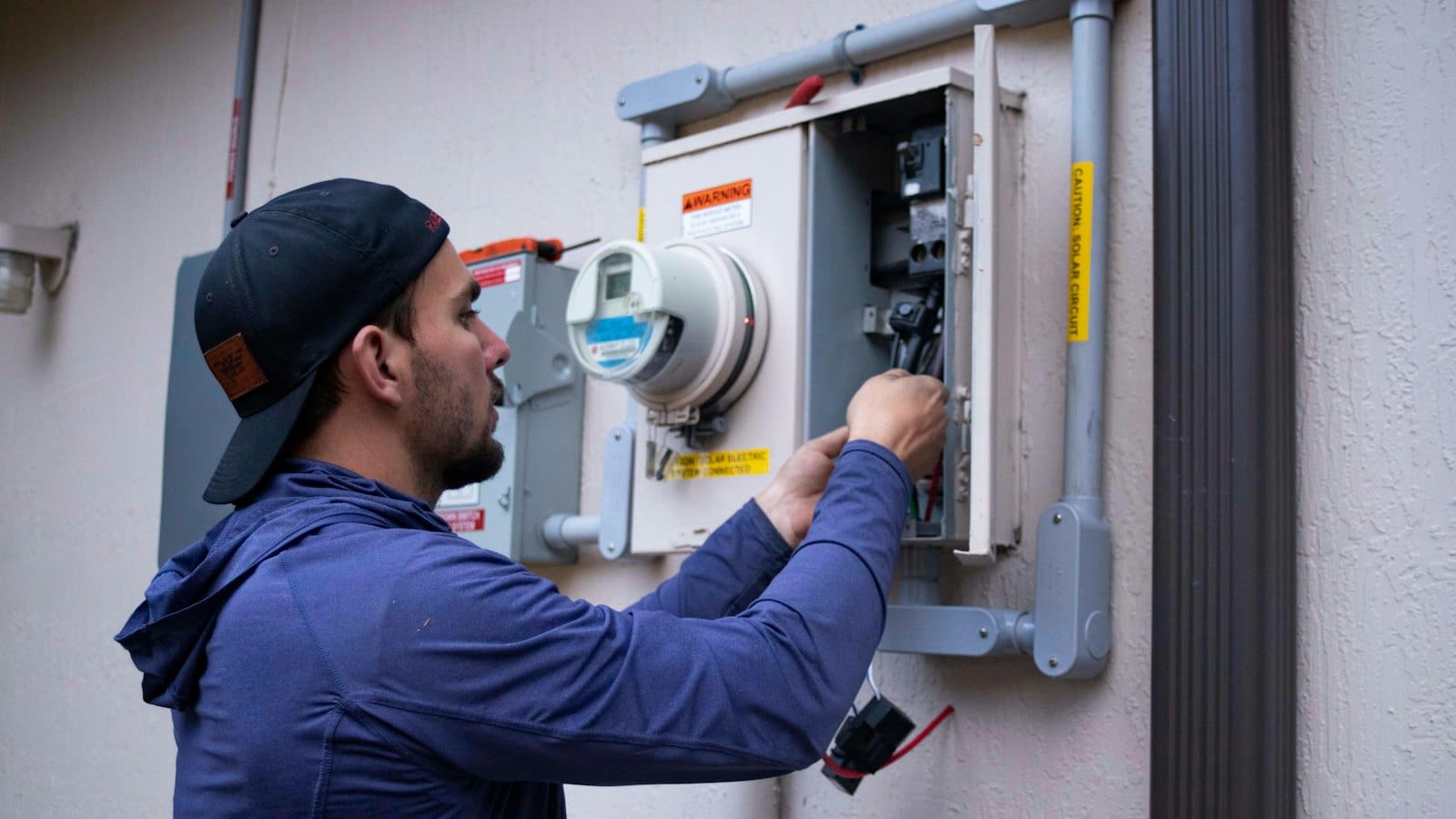 Técnico revisando una instalación